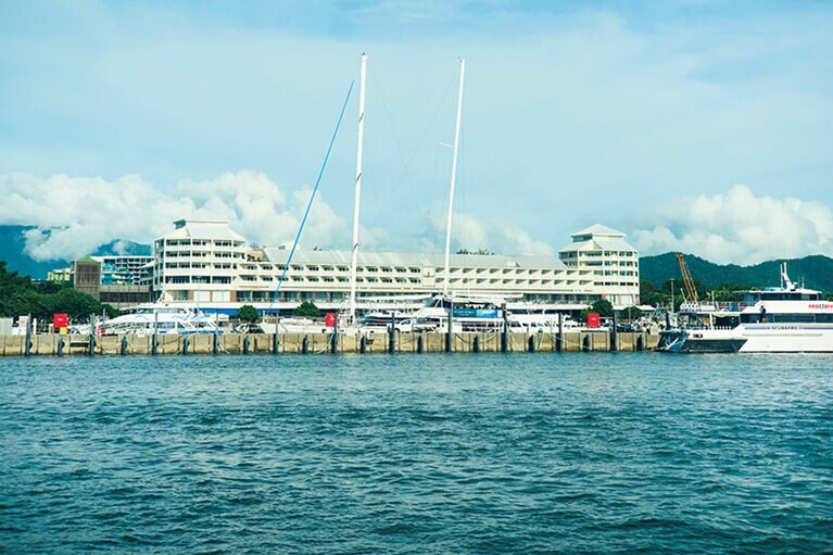 ホテル全景。港と一体化したような素晴らしい立地がわかる。