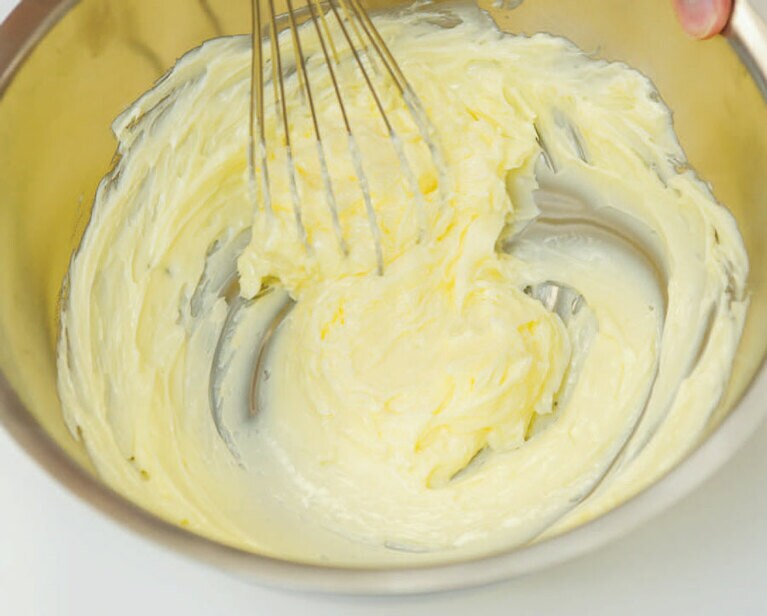 全体に同じ柔らかさにしておくと、粉糖や粉類がムラなく混ざります。