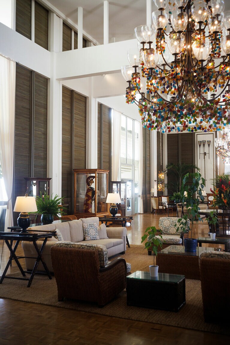 シャンデリアが印象的なロビー。