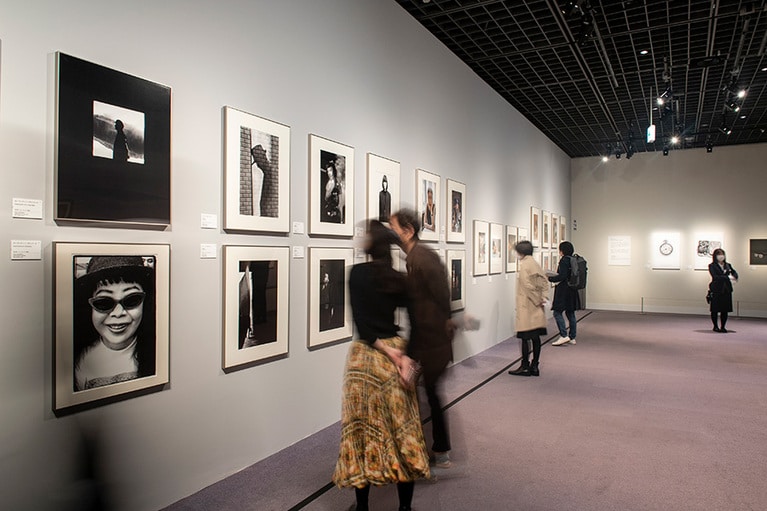 この展覧会のキーワード“IDENTITY & DIVERSITY(自分を語る、他者を読み解く)”のコーナーの展示。ポートレート写真が展示されているこのコーナーでは世界の多様性を感じとれる。