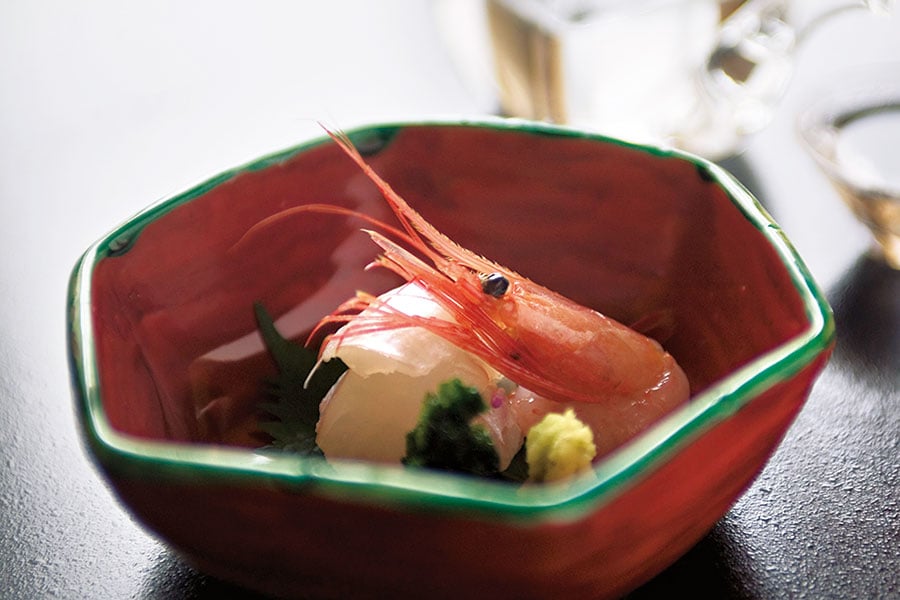 食材と器の両方で加賀の食文化を存分に味わえる角博昭シェフの懐石料理。