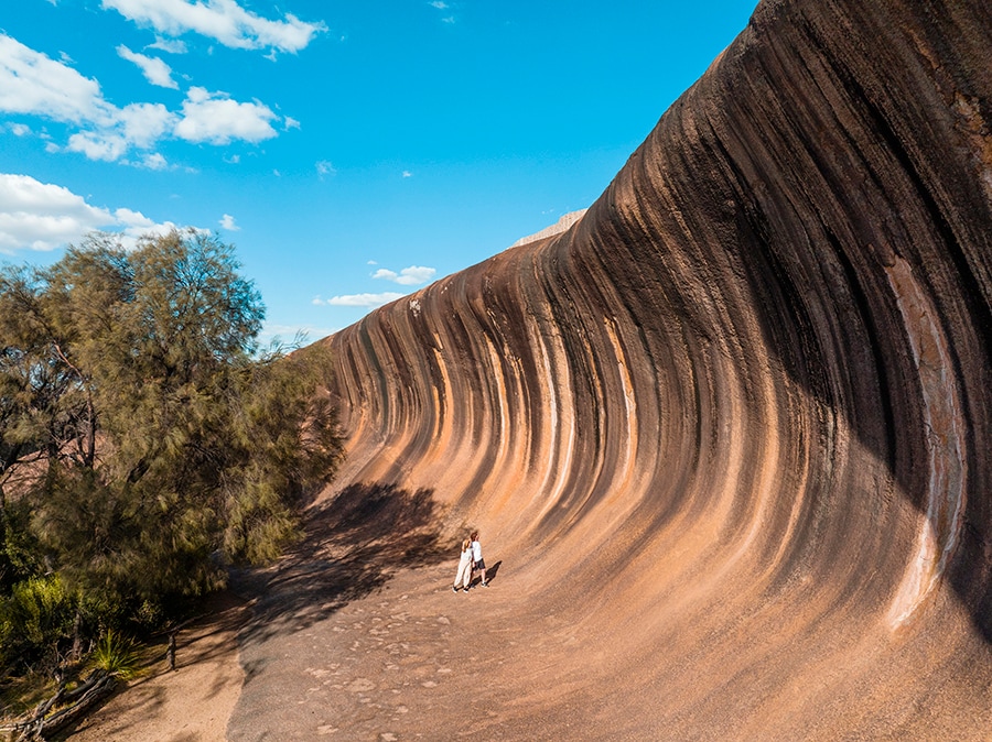 高さ約15メートルの花こう岩が波のようにうねるウェーブ・ロック。Photo：Tourism Australia