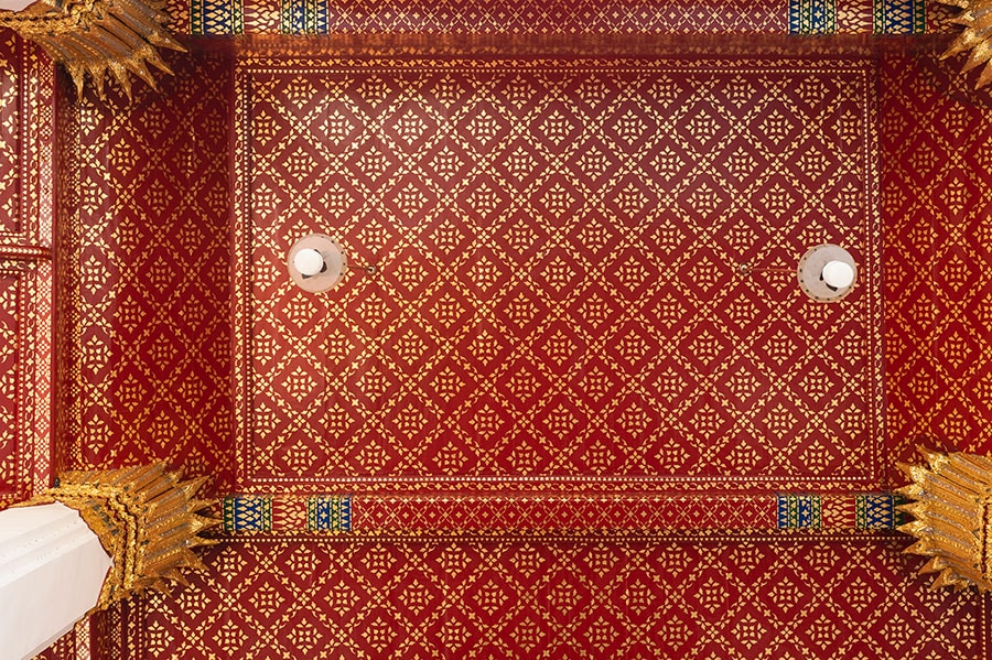 礼拝堂入り口の天井を彩る文様。細部に至るまで、美しい装飾が施されている。