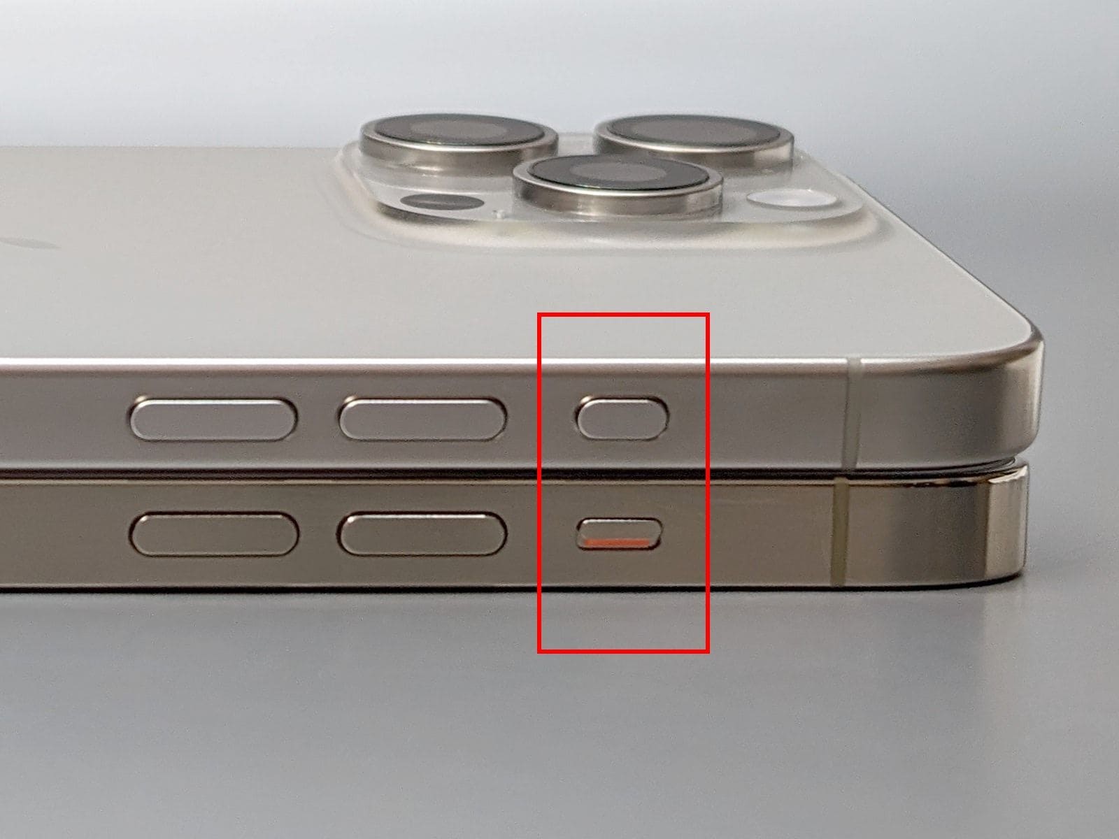 従来のiPhone 14 Pro Max（下）にあったスライドスイッチではなく、プッシュ式のアクションボタンが新たに搭載されました