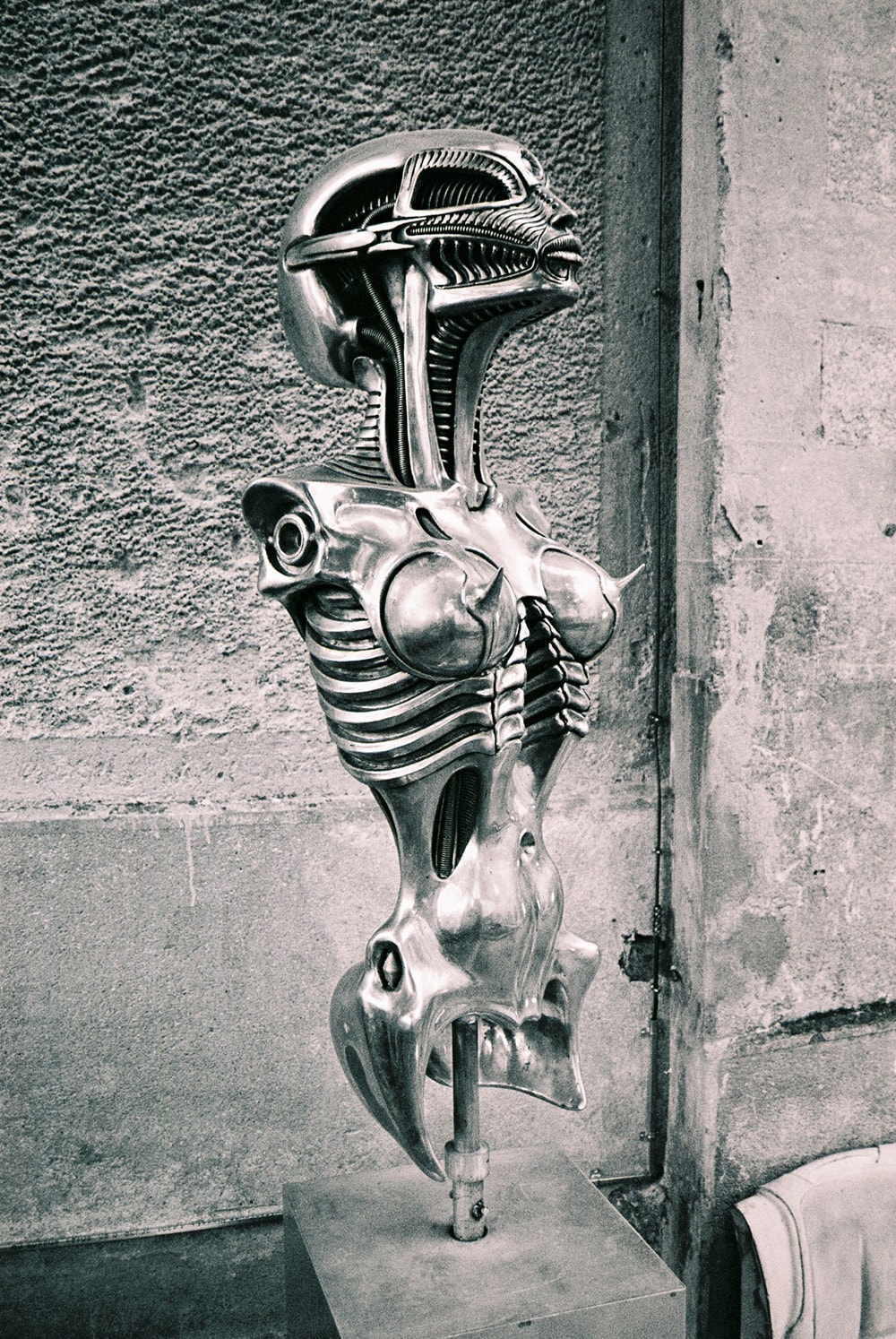 人間の肉体のパーツと、機械的造形とを融合した「バイオメカノイド」の作品。©HR Giger Museum