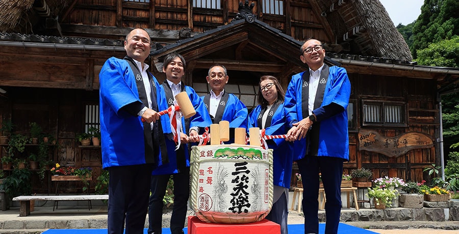 プロジェクトの開始を祝い、地酒の「三笑楽」で鏡開き。左からAirbnb Japanの田邉泰之代表取締役、ホストとなる中島さん一家（3名）、富山県南砺市の田中幹夫市長。