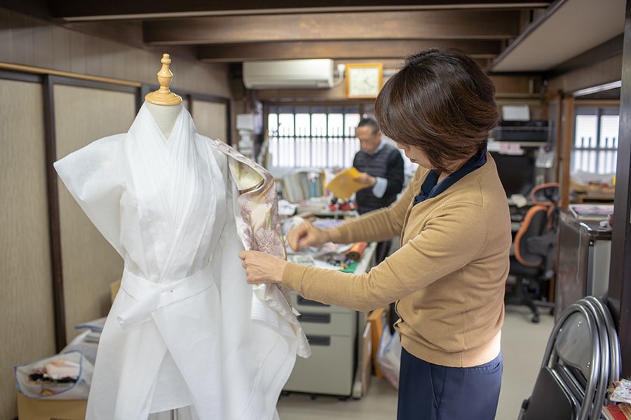 由香子さんが遺した雛人形の着物を十二単ふうのドレスに再現するプロジェクトが進んでいる。