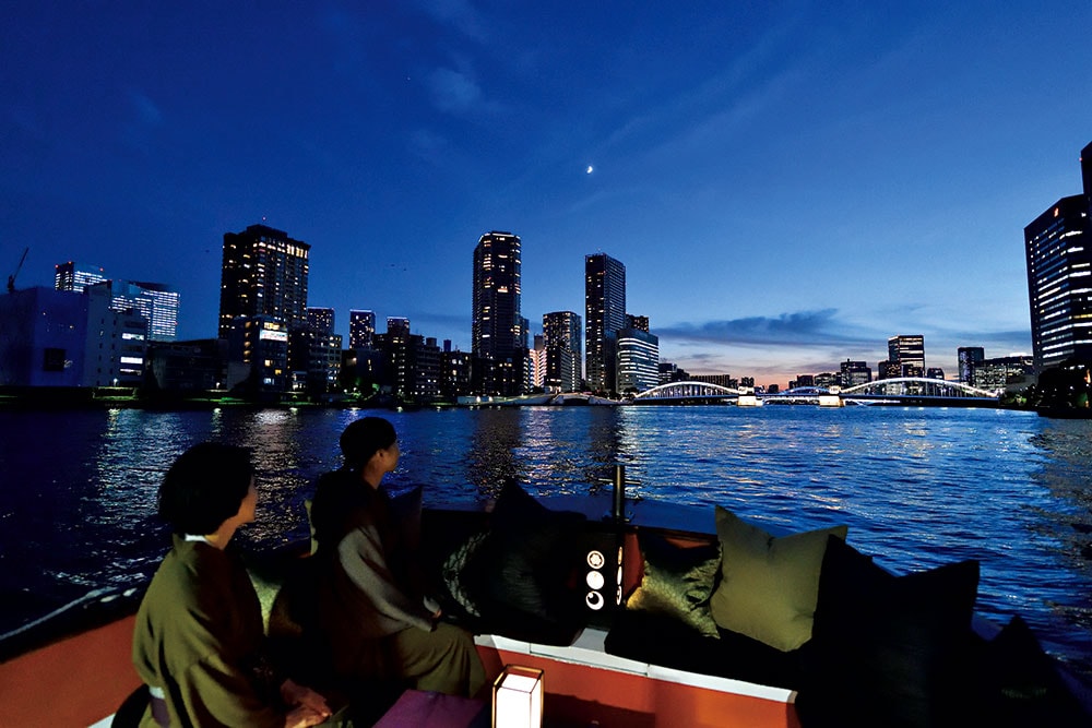 夕焼けの空を眺めながら東京湾をのんびり舟旅。水上から眺める夜景の美しさに驚嘆。