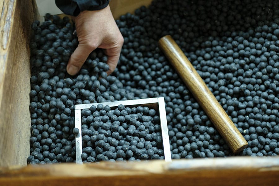 豆の保管方法などにこだわり、新鮮でおいしい豆を提供し続けている「八分屋商店」。ポンっと丸くてハリがある黒豆は良質な証拠。
