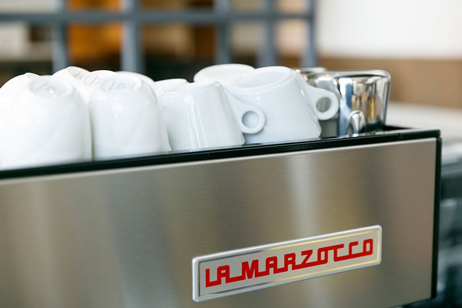 バーカウンターに設えられた、イタリア・フィレンツェで90年以上の歴史を誇るラ・マルゾッコ社のエスプレッソマシン。