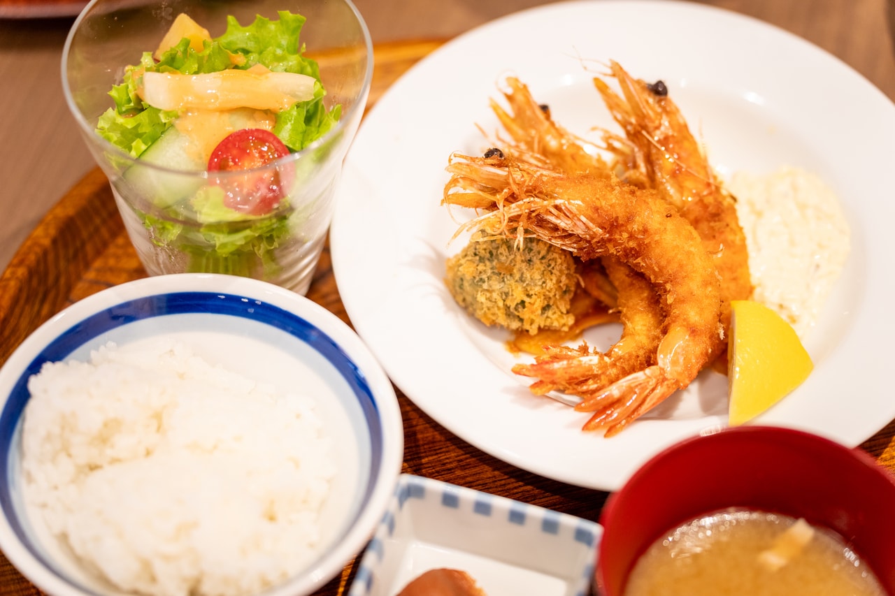 洋食Katsuiの名物「エビフライ定食」。3尾もついてきて1,800円。