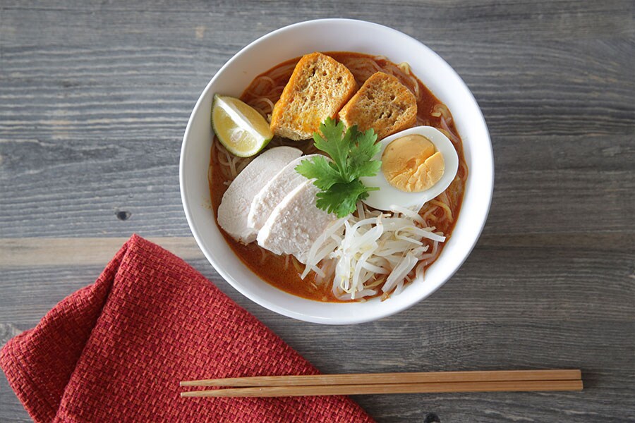 カレーリーフの香ばしさに、干し海老のふくよかなうま味が特徴。麺にしっかりからむよう、スープはとろみがある。撮影：新田知沙