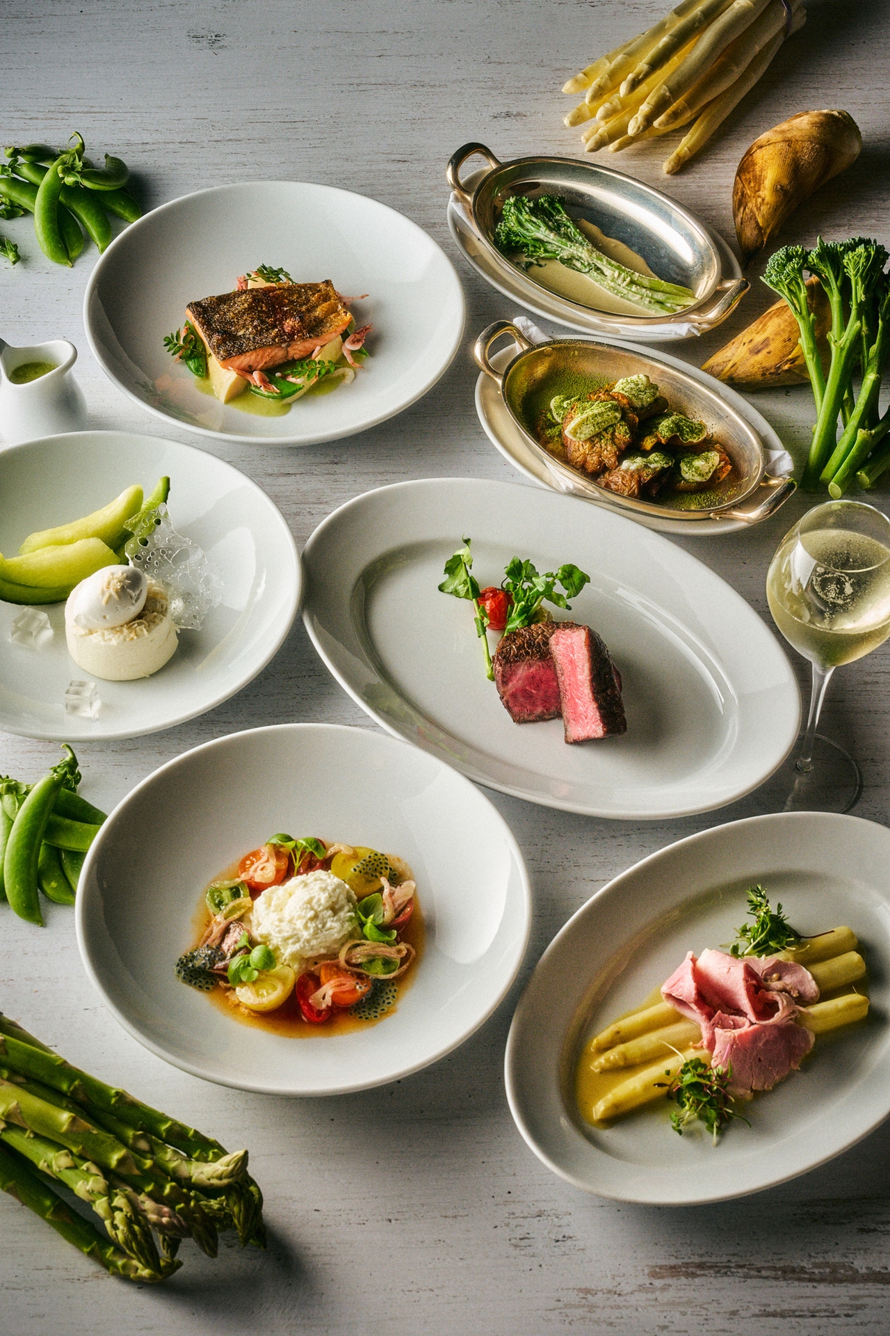 春の味覚が満載の特別メニューを提供。