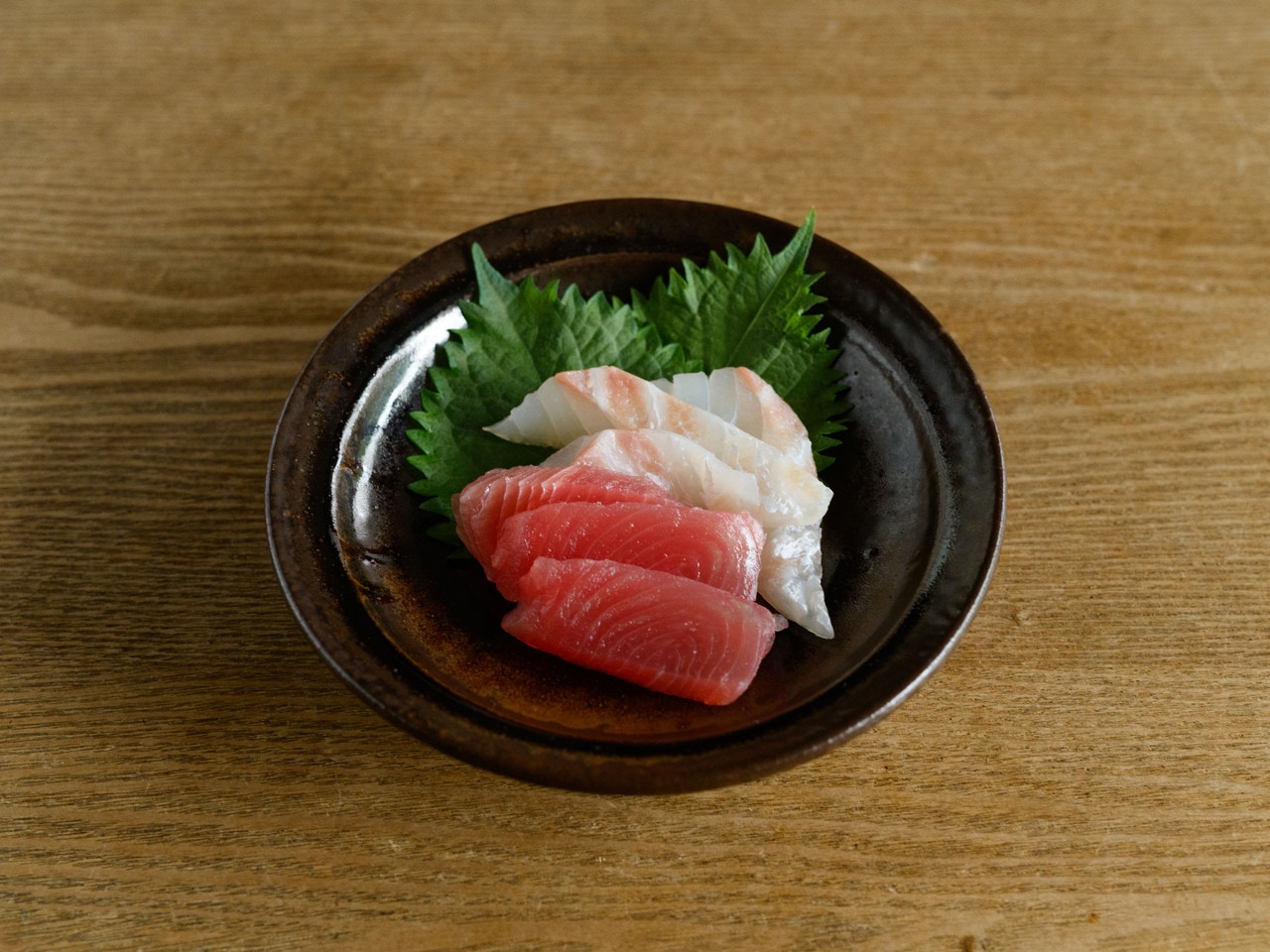 平山元康さんの飴釉丸皿。個人的に大好きな一枚。
