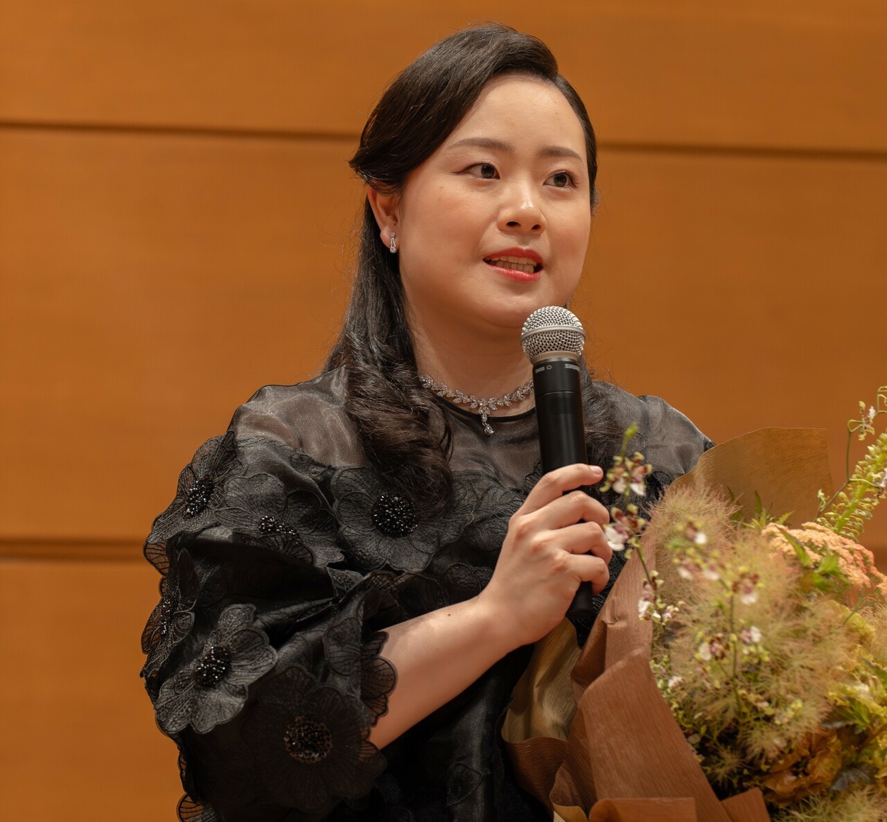 演奏後に挨拶をする桑原さん。