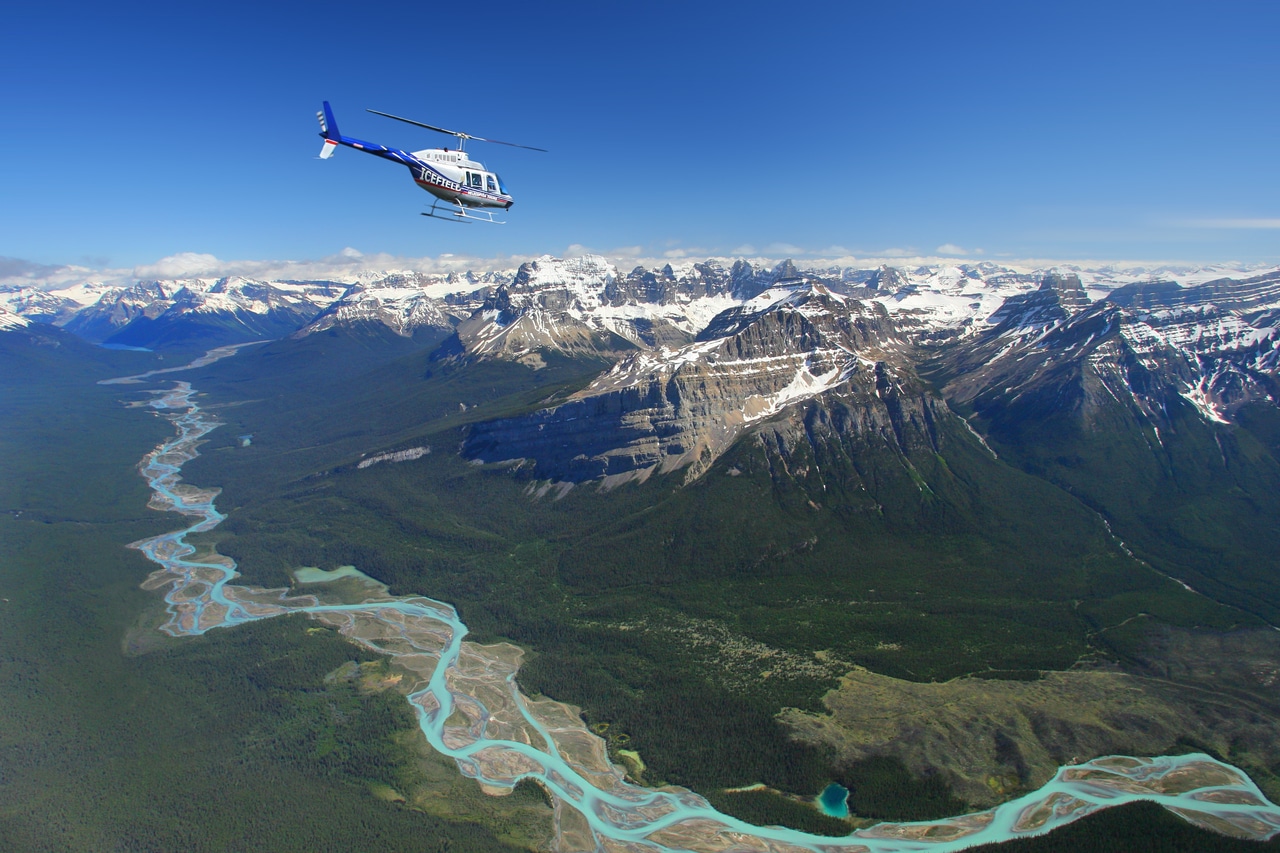 アルバータ州には、想像を超えるスケールの自然が広がっています。©Rockies Heli Canada
