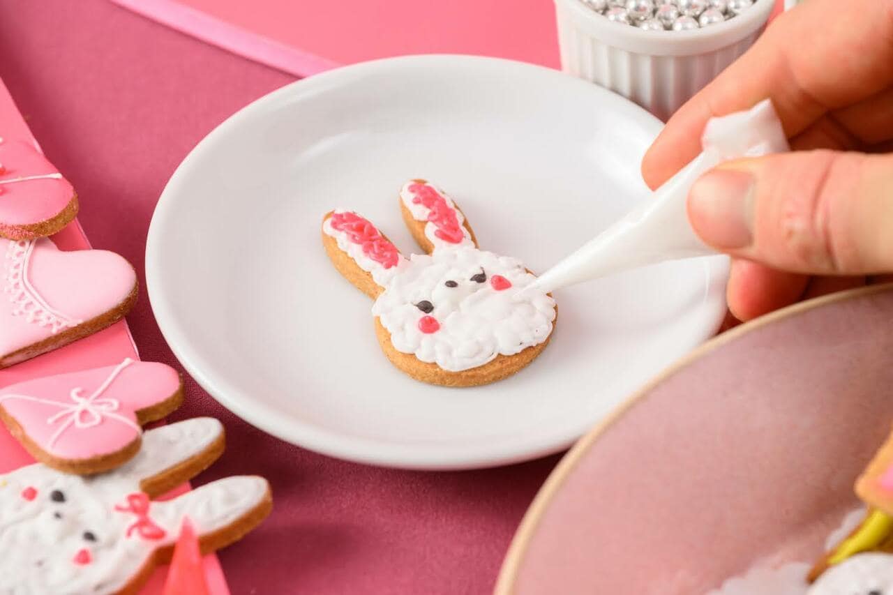 ゲスト自身が作りあげる、うさぎのペインティングクッキー。