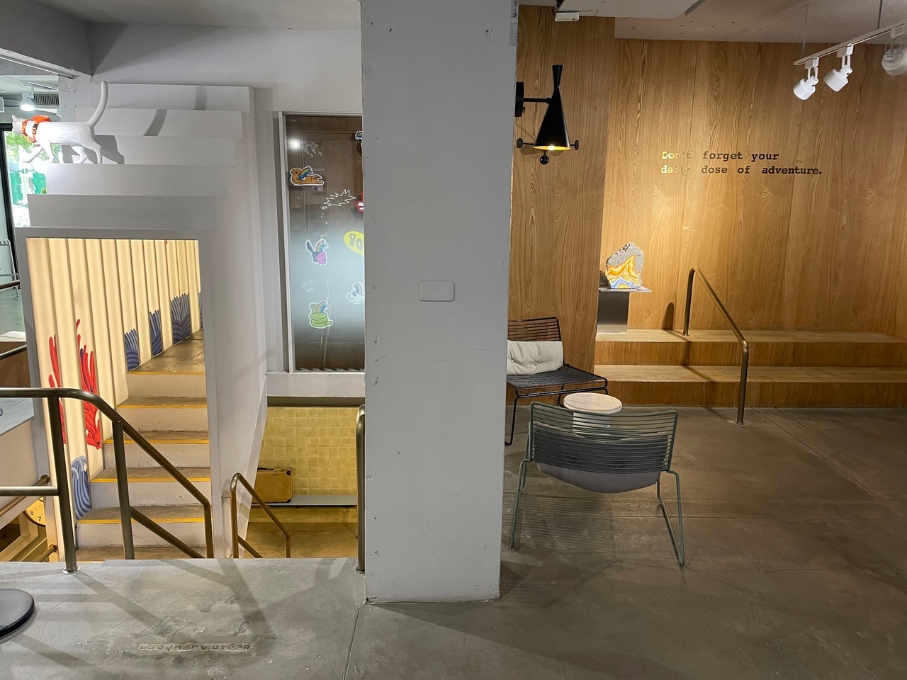 扉の先には、入り口からは想像できないほどの広々としたスペースが。こちらで商品を購入できます。