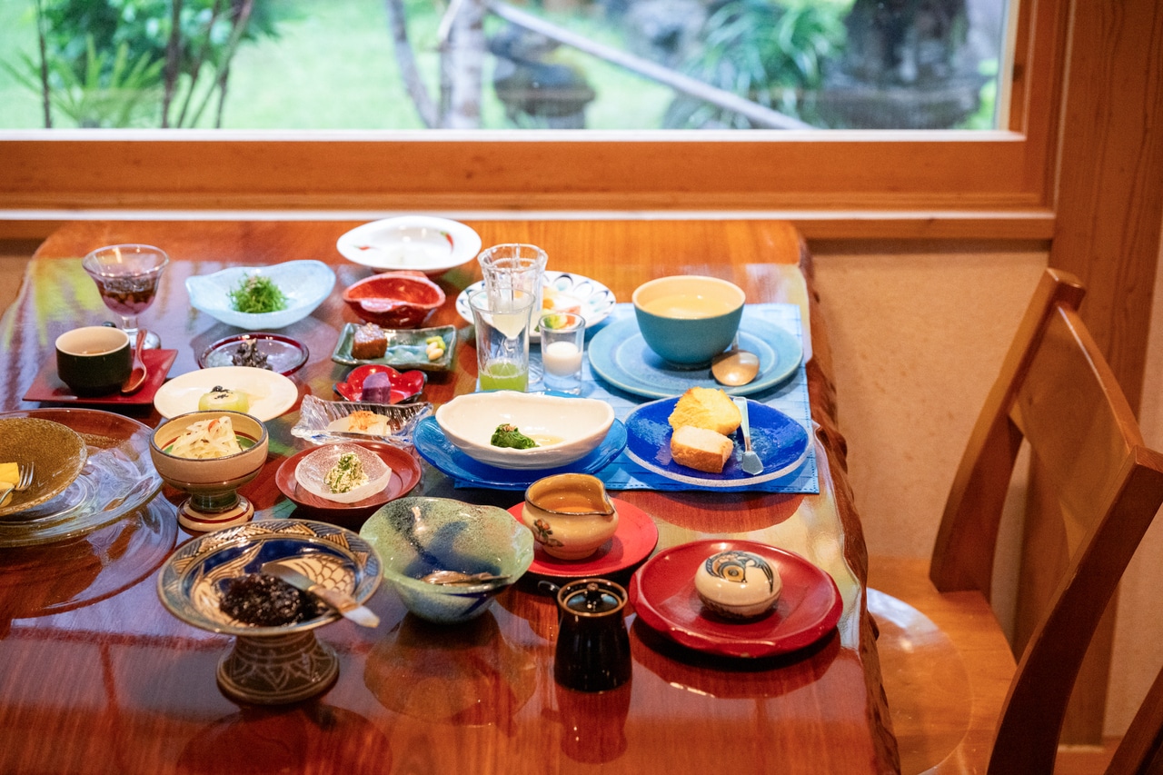 驚くほどの品数。この朝食を求め、全国から旅人が訪れる。