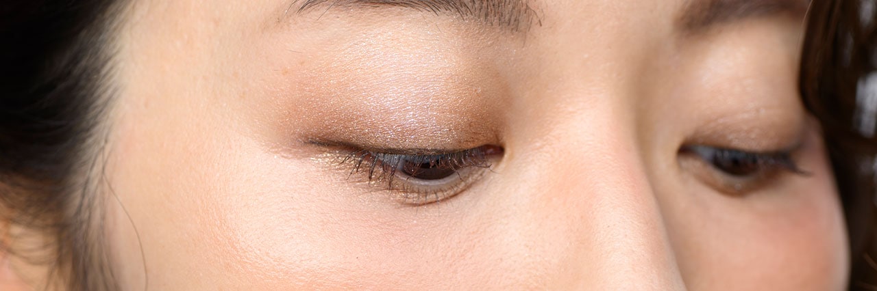 目もとにきらめきを与え、ハッピーな印象に。