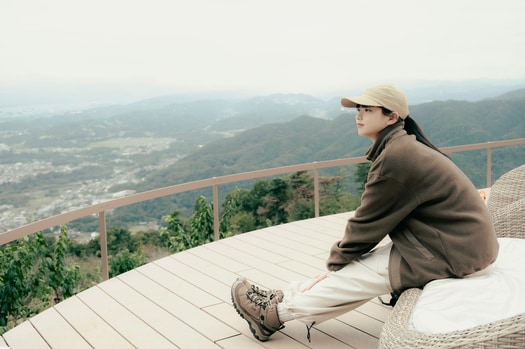 今年7月にオープンしたSUSABINOテラスでは、山頂からの絶景を堪能できます。目の前には丘が広がり、タイミングが合えば梅や冬桜、ろうばい、福寿草などの花に出合えるかも。