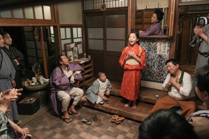 スズ子が育った大阪の「はな湯」は、「枠からはみ出した人たち」にも優しい場所だった ©NHK