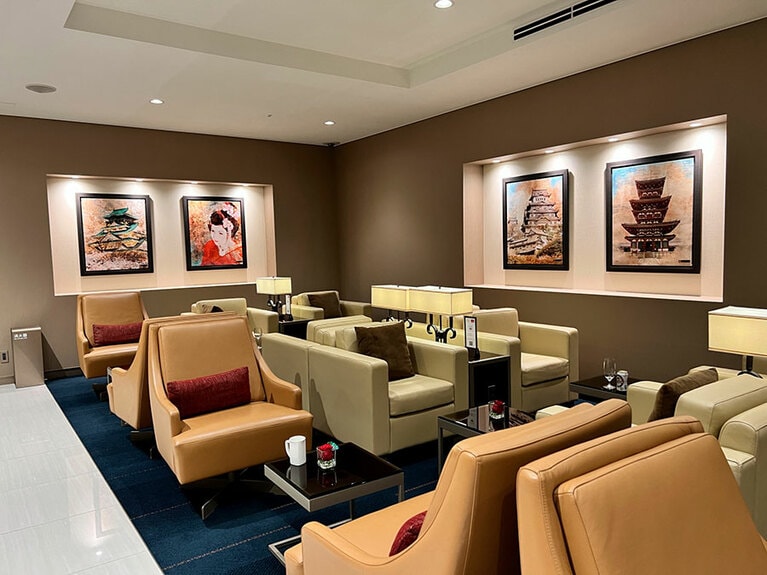 入り口から入って左側のソファ席は、比較的静か。壁には日本にお寺や和服を来た女性の絵が飾られている。