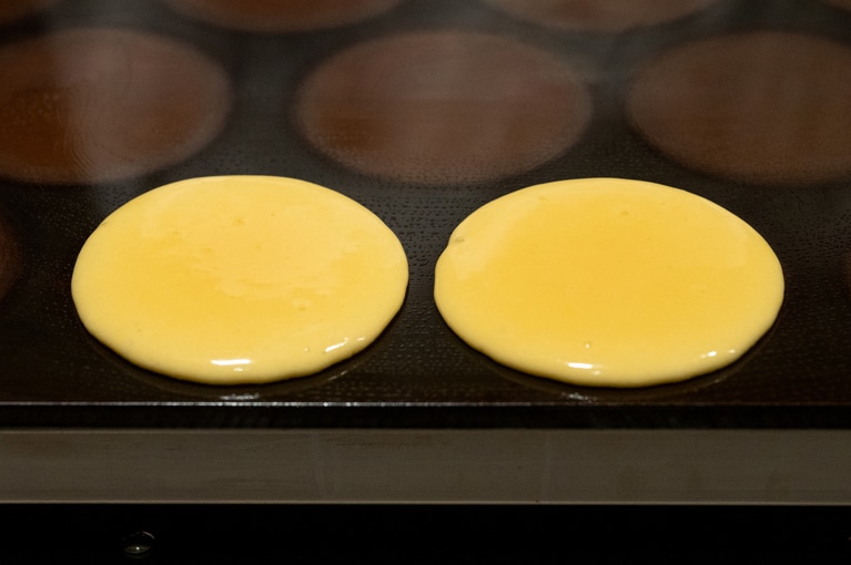 「焼きたて 夜半の月」。