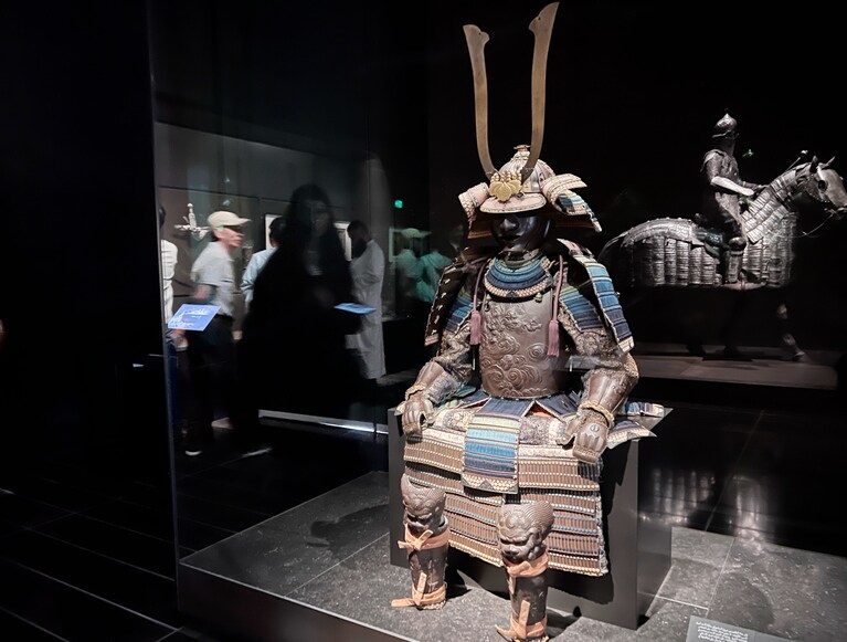 日本の美術品も展示されている。18世紀初頭の江戸時代に四代目佐賀藩主となった鍋島吉茂の甲冑と兜。甲冑には家紋が施され、兜には8つの火縄銃で撃たれた跡が残されている。