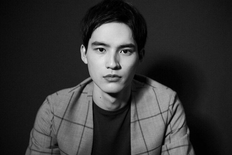 「昭和っぽいとよく評される」と水上恒司さん／撮影　文藝春秋