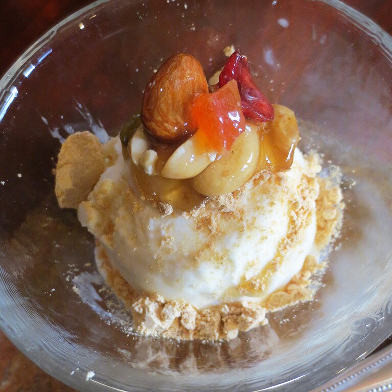 燻製マーケットのメニューより。「アイスクリームの燻製きなこがけ」には、燻製ナッツとドライフルーツのはちみつ漬けをトッピング。