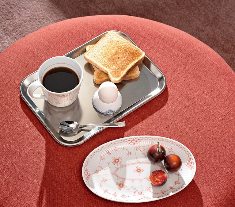 コーラル フルーテッド ハーフレース　オーバルディッシュ、コーラルフルーテッド ハーフレース ハイハンドルマグ各22,000円など。