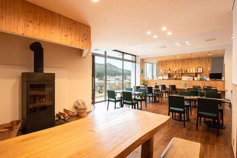 小野川温泉 宝寿の湯［山形／小野川温泉］館内カフェスペース。