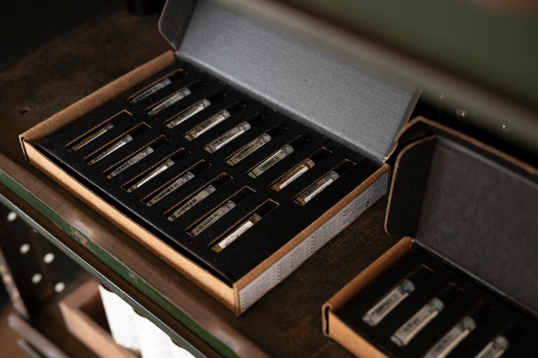 その場で香りを決めきれないという方は、ディスカバリーセットを持ち帰るのが正解。様々な香りを少量ずつ試しながら、自分のお気に入りを見つけることができる。旅先の香りの相棒としても最適。