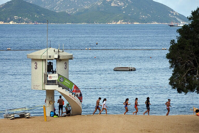 この日、トライアスロンのために地元のスポーツグループが練習をしていました。