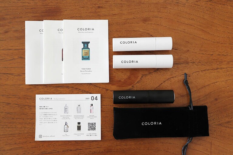 家に届いたもの一式。それぞれの香水にはその特徴を解説してくれるリーフレットが付く(写真左上)。
