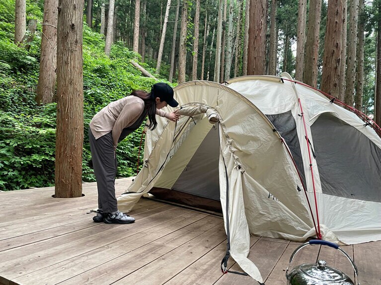 レクチャーを受けてテントを組み立てる。中は広々、快適な空間だ。