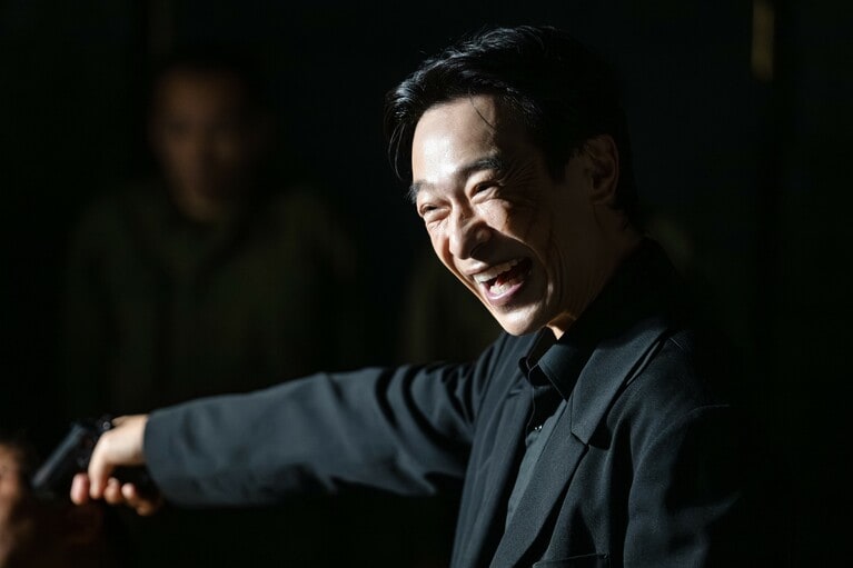 劉銘軒（リュウ・ミンシュエン）を演じる堺雅人さんの表情よ。「俺こんな役やってみたかったー♪」とウキウキしているのが伝わってくるではないか。役者冥利フェイス！　日曜劇場『VIVANT』#17より。　©TBS