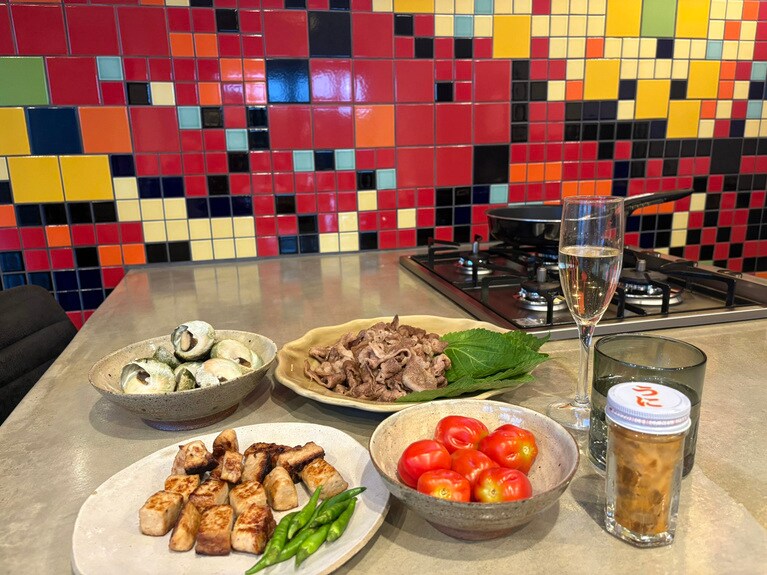 スーパーで食材を仕入れ、キッチンで自炊。火山の島で育まれた食の恵！