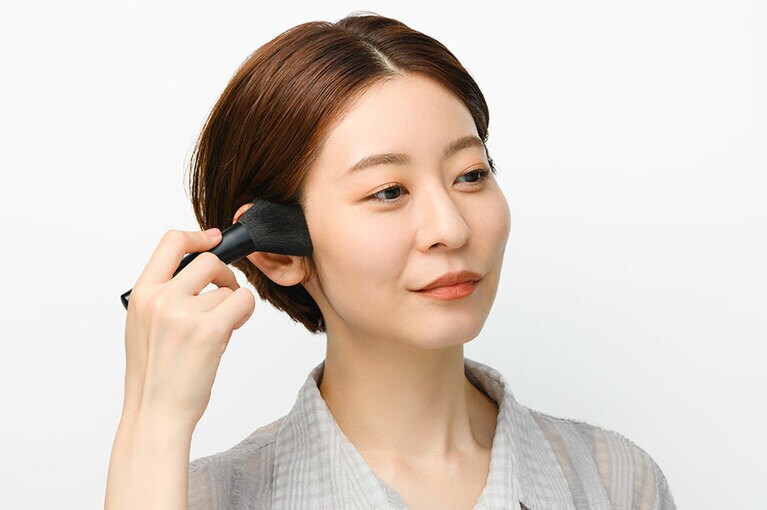 フェイスラインのキワまで入れる。