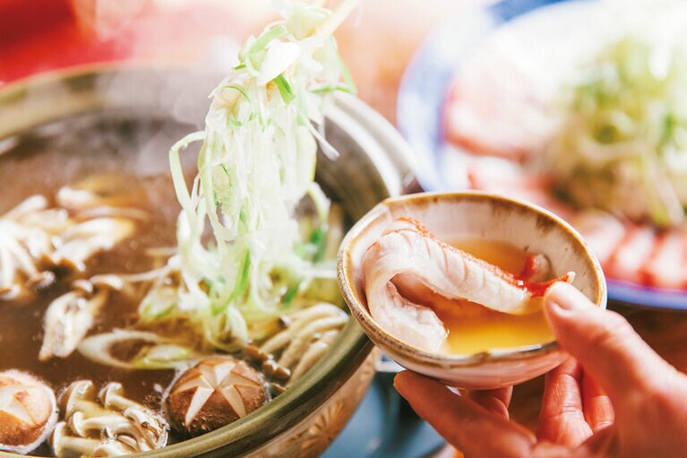 しゃぶしゃぶのだしは、真鯛と金目鯛の骨を焼き、かつおぶしと一緒に煮出したもの。表面が白くなったくらいが食べごろだ。野菜は地元産や湘南野菜を使い、特にねぎは1人1.5本分ほども食べられる。〆には旨味が詰まった上品な雑炊をどうぞ。