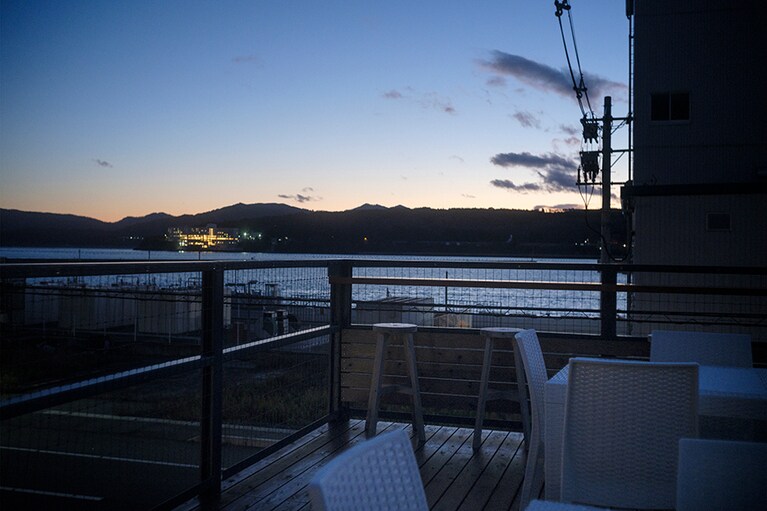 志津川湾をのぞむ、ワイナリーのテラス席。沈む夕日を眺めながら、潮風がよく似合うワインを味わって。