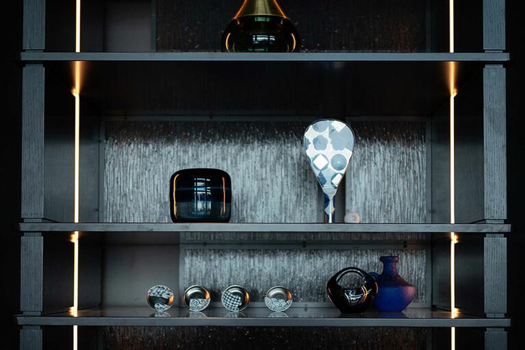 フロントには、ホテルのコンセプトである “TokyoWaves” をイメージさせるブルーで統一されたオブジェが。