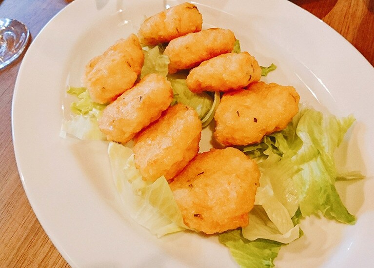 東南アジアのハーブ、バイマックルー(こぶみかんの葉)が利いている。