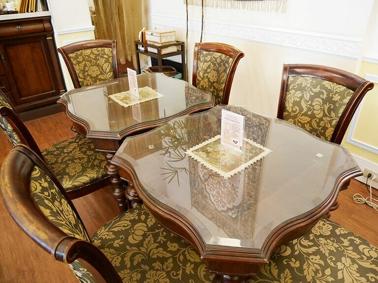 変形型の四角テーブルで運気アップ。