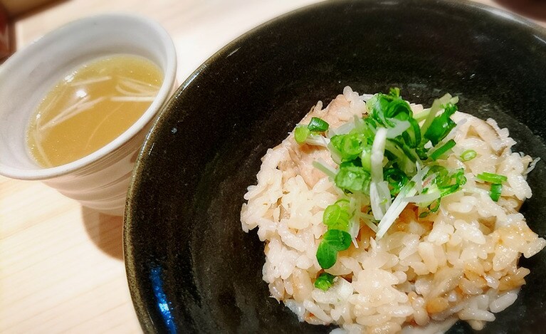 共に供される鳥スープも、しっかりうまみが出ている。