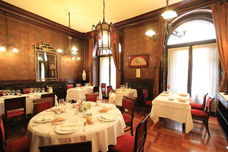 メインのダイニングルーム。建設当時に流行っていたというフランス風のインテリアだ。