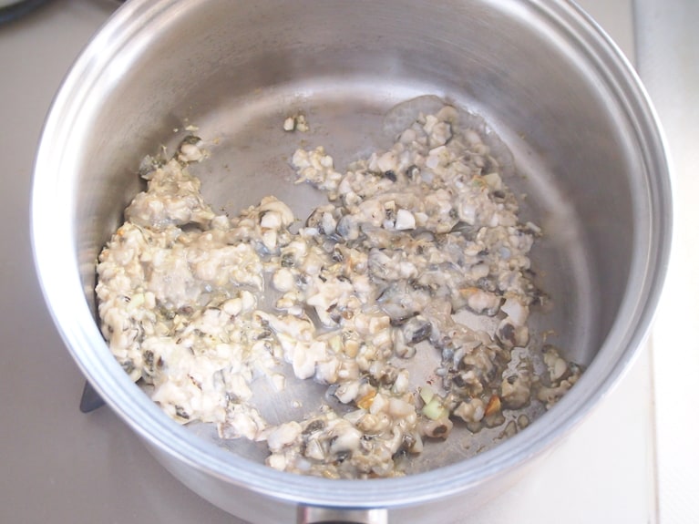 鍋にオリーブオイル、にんにくを入れて加熱する。にんにくがきつね色になったら、（2）の牡蠣、調理酒を入れて炒める。