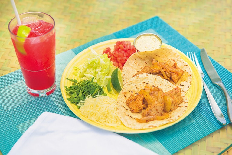 「シーサイドグリル」のアイランドフィッシュタコススパイシーレムラードソース 18ドルなど。