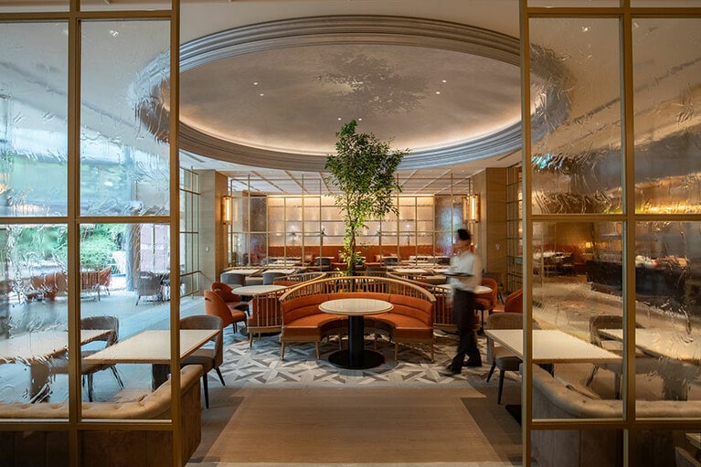 美しいパーテーション越しに。